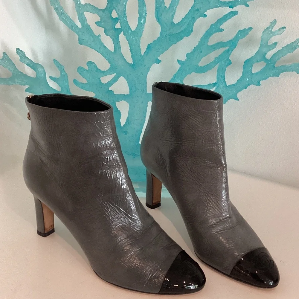 Chanel Black & Gray Patent Leather Interlocking CC Logo Ankle Boots Size 37.5